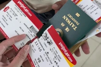 Đình chỉ cán bộ cửa khẩu sân bay xé thẻ của khách 