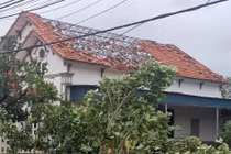 Lốc xoáy quét qua khu dân cư ở Hải Phòng, tốc mái nhà dân