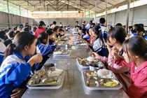 Hỗ trợ bữa ăn trưa cho học sinh tiểu học, THCS các xã biên giới