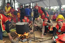 Sôi nổi thi bánh chưng, bánh giầy Lễ hội Xuân Côn Sơn - Kiếp Bạc 2026