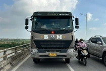 Xe tải va chạm xe máy trên cầu Hàn, một người phụ nữ tử vong