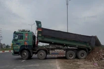 Thuê xe tải đổ chất thải rắn ra môi trường, một người đàn ông bị khởi tố