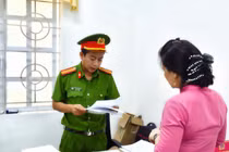 Bảo mẫu ném bé trai 14 tháng tuổi xuống nền gạch – hành vi mất nhân tính