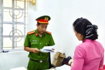 Bảo mẫu ném bé trai 14 tháng tuổi xuống nền gạch – hành vi mất nhân tính