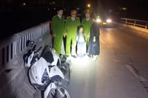 Chồng mất, người phụ nữ buộc tay con lên đỉnh cầu định tự tử