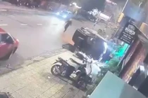 Ô tô lao vỉa hè đâm 3 người bị thương sau khi nhóm người cãi vã