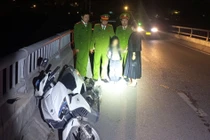 Chồng mất, người phụ nữ buộc tay con lên đỉnh cầu định tự tử