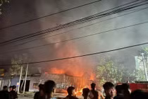 Cháy lớn thiêu rụi nhiều nhà xưởng ở Hải Dương