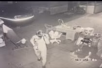 Thời điểm xảy ra vụ án có một người đàn ông đội mũ bảo hiểm trùm kín mặt và đeo khẩu trang xuất hiện trong sân nhà nạn nhân.