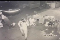 Thời điểm xảy ra vụ án có một người đàn ông đội mũ bảo hiểm trùm kín mặt và đeo khẩu trang xuất hiện trong sân nhà nạn nhân.