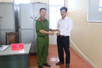 Cán bộ công an nhặt ví 11 triệu đồng, trả người đánh rơi