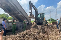 Bắt quả tang nhóm đối tượng chôn, đổ chất thải ở Hưng Yên