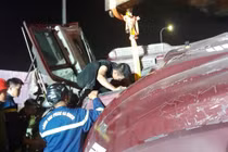 Giải cứu tài xế mắc kẹt trong cabin container lật ngang ở Hải Phòng