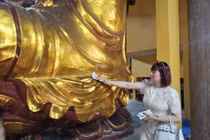 Rút quẻ thẻ, quệt tiền tượng Phật… tại chùa Tranh Hải Phòng