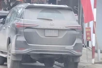 Xe biển xanh đỗ dưới biển cấm, bùn đất che mờ biển số bị xử phạt