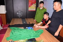 Bắt giữ một người Trung Quốc đập phá kính 3 ô tô trộm cắp tài sản