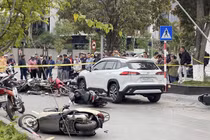 Ô tô tông 12 xe máy dừng đèn đỏ ở Hải Phòng, 3 người bị thương