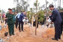 Bí thư Thành ủy, Chủ tịch UBND TP Hải Phòng trồng cây xanh đầu năm mới