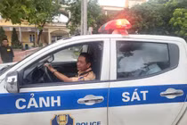 CSGT Hải Dương đưa thí sinh co cứng tay chân đi cấp cứu