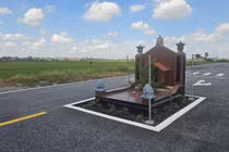 Cận cảnh ngôi mộ án ngữ trên đường thuộc Dự án KDC mới ở Hải Phòng