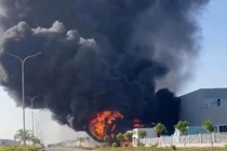 Cháy bãi tập kết mút xốp phế liệu cổng Công ty CCTY Việt Nam