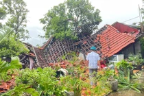 Dông lốc tốc mái hàng trăm ngôi nhà, Chủ tịch TP Hải Phòng chỉ đạo khắc phục