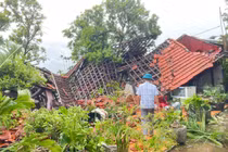 Dông lốc tốc mái hàng trăm ngôi nhà, Chủ tịch TP Hải Phòng chỉ đạo khắc phục