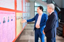 Ông Vũ Văn Tiến, Ủy viên Đoàn Chủ tịch, Trưởng Ban Tuyên giáo Cơ quan Ủy ban Trung ương MTTQ Việt Nam cùng cử tri xem thông tin người ứng cử