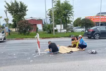 Va phải chó thả rông, người đàn ông bị xe cán tử vong