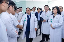 Thủ tướng chúc Tết, kiểm tra công tác ứng trực của ngành Y tế tại Hà Nội