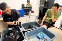 Một người Đài Loan giấu gần 2 kg nghi vàng trong ống kính