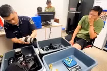 Một người Đài Loan giấu gần 2 kg nghi vàng trong ống kính