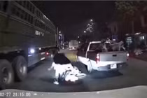 Có thể xử lý hình sự tài xế bán tải tạt đầu xe máy ở Hà Nội