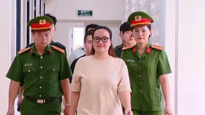 Thấy gì từ nụ cười của Hoàng Hường khi bị bắt?