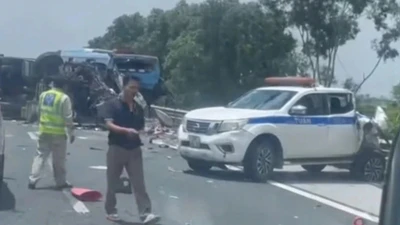 Tai nạn cao tốc Hà Nội – Hải Phòng, xe đầu kéo lật nghiêng