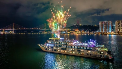 "Vòi bạch tuộc" Sea Octopus và Ambassador Cruise… làm nóng chuẩn đạo đức