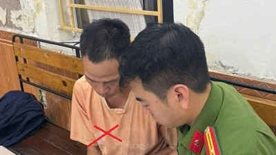 Tạm giữ người cha dùng xích treo ngược chân con ở Hải Phòng