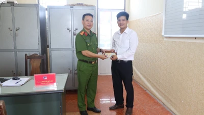Cán bộ công an nhặt ví 11 triệu đồng, trả người đánh rơi