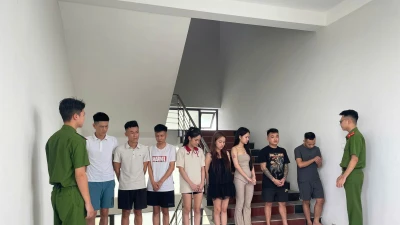 Nhóm nam nữ sử dụng ma túy trong chung cư tại Hưng Yên