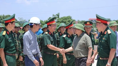 Thủ tướng kiểm tra tiến độ cầu Phong Châu mới