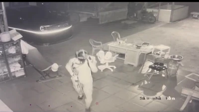 Thời điểm xảy ra vụ án có một người đàn ông đội mũ bảo hiểm trùm kín mặt và đeo khẩu trang xuất hiện trong sân nhà nạn nhân.