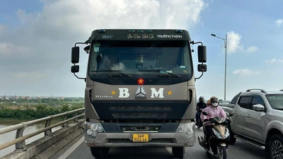 Xe tải va chạm xe máy trên cầu Hàn, một người phụ nữ tử vong