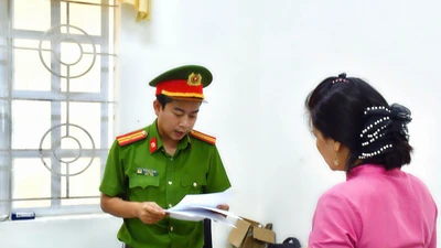 Bảo mẫu ném bé trai 14 tháng tuổi xuống nền gạch – hành vi mất nhân tính