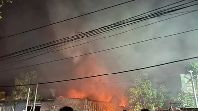 Cháy lớn thiêu rụi nhiều nhà xưởng ở Hải Dương