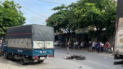 Xe tải va chạm xe máy trên QL38, 3 người thương vong