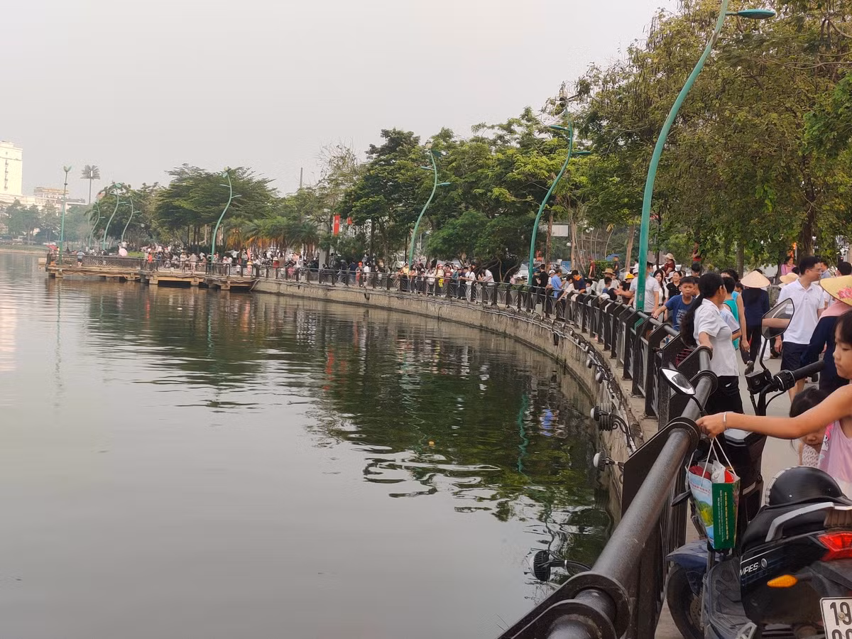 Giải bơi chải diễn ra tại hồ Công viên Văn Lang thu hút đông đảo sự quan tâm, theo dõi của người dân và du khách.