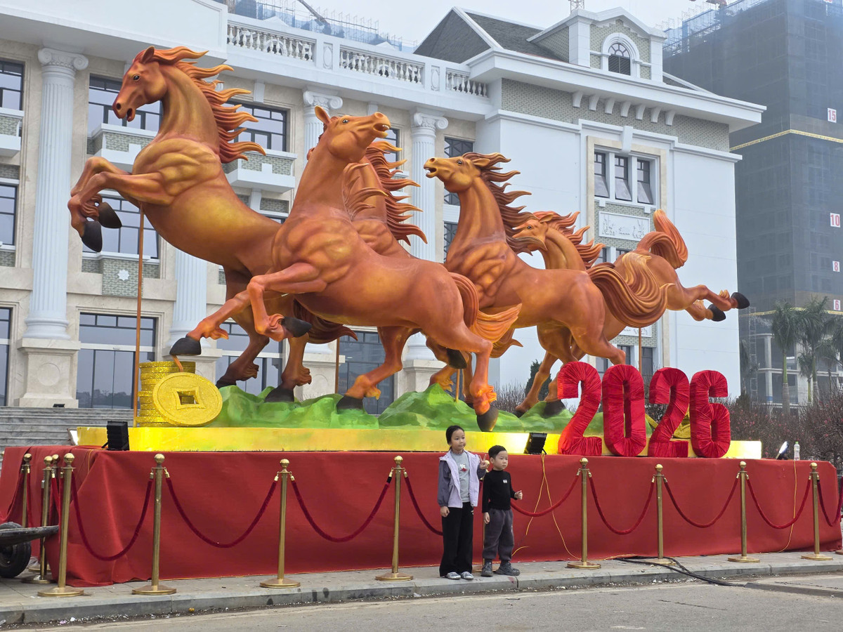 Những chú ngựa dũng mãnh trở thành điểm nhấn trang trí Tết tại Phú Thọ.