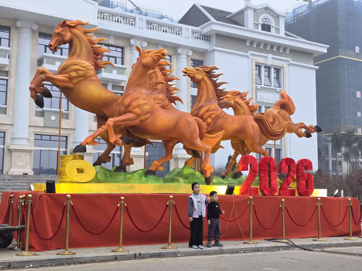 Những chú ngựa dũng mãnh trở thành điểm nhấn trang trí Tết tại Phú Thọ.