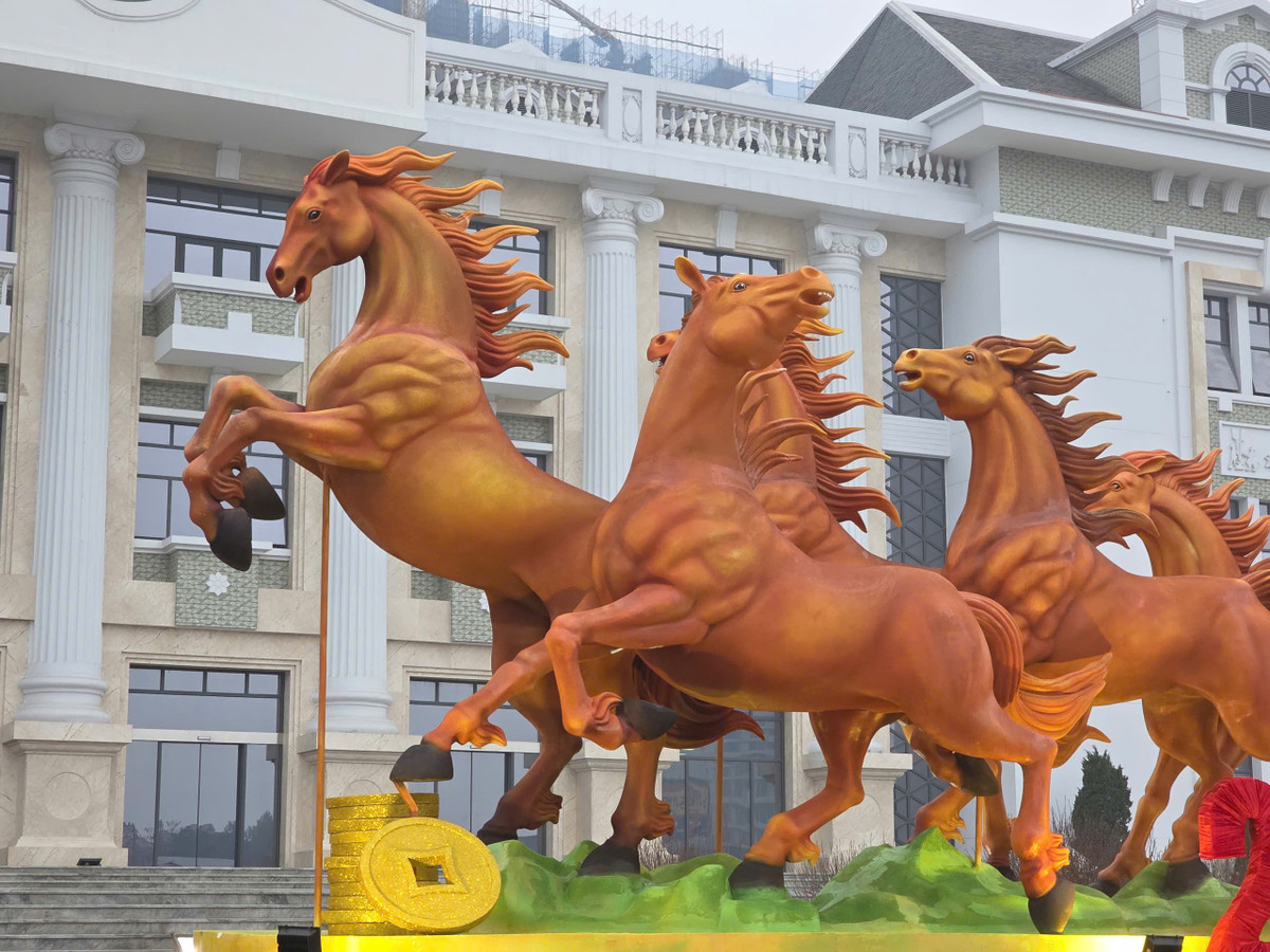 Linh vật ngựa được ví như những chiến mã oai phong, tạo hình tả thực với cơ bắp khỏe khoắn. Các chi tiết trên linh vật và thần thái được thể hiện rõ nét trong tư thế phi mã tại quảng trường trung tâm.