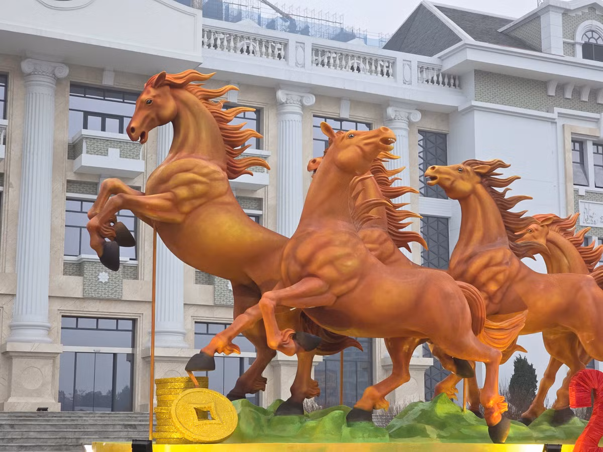 Linh vật ngựa được ví như những chiến mã oai phong, tạo hình tả thực với cơ bắp khỏe khoắn. Các chi tiết trên linh vật và thần thái được thể hiện rõ nét trong tư thế phi mã tại quảng trường trung tâm.